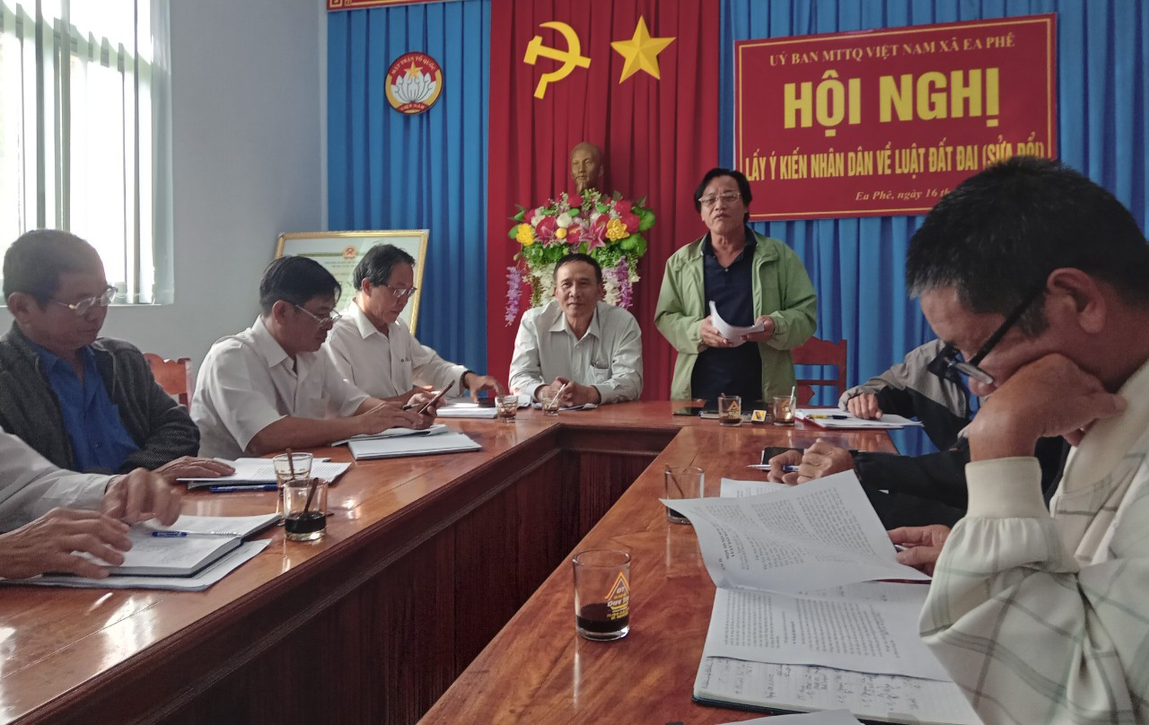 UBND xã và Ủy ban MTTQ xã tổ chức lấy ý kiến đóng góp vào Dự thảo Luật Đất đai (sửa đổi)